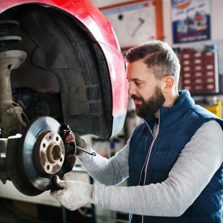 Bremsenservice – Bremsscheibe und Bremsbeläge bei KFZ-Omega